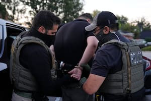 La táctica del “auto averiado”: el nuevo método del ICE para detener migrantes en EE.UU.