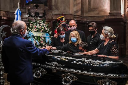 La familia del ex presidente, lo despide en el Senado