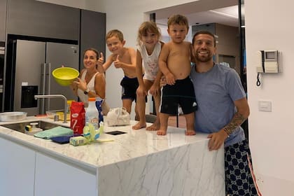 La familia del futbolista argentino y de su esposa, Linda Raff. Crédito: Instagram