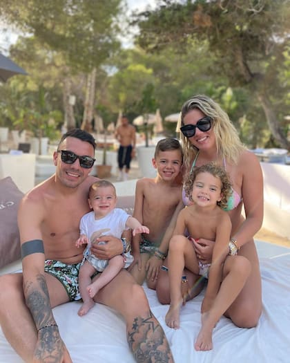 La familia del futbolista español Iago Aspas disfrutando de los últimos días de vacaciones. Foto/Instagram: @jenniru10