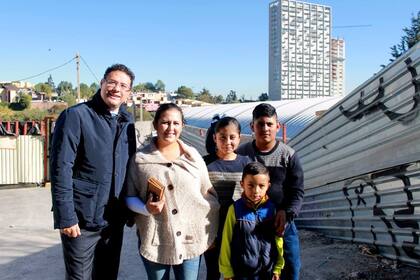 La familia del "Niño Topo" recibió apoyos escolares y para comprar un departamento