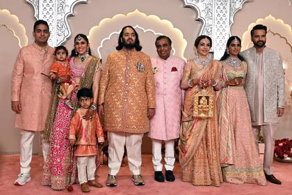La familia del novio completa. De izquierda a derecha: Akash (hermana de Anant, junto a su marido e hijos),
Anant, su padre Mukesh, su madre Nita y su hermana Isha (con su pareja). Izquierda: Nicky Hilton -heredera
del imperio hotelero Hilton- y su marido, James Rothschild.
