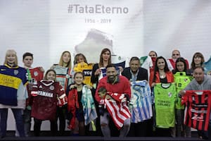 Tata Eterno: la familia de Brown recibió las camisetas del homenaje de Superliga