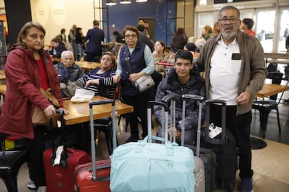 La familia Del Valle, oriunda de Chile, afectados por la cancelación de su vuelo de regreso