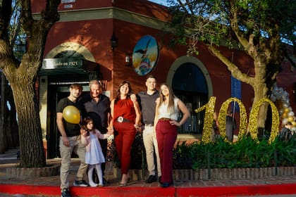 La familia Di Yorio, frente al histórico bar