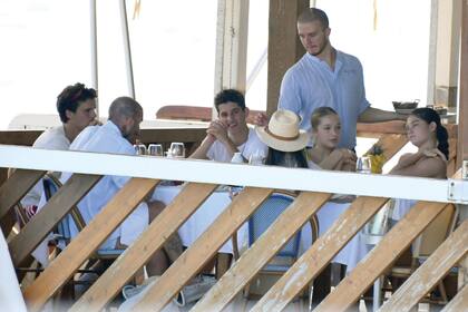 La familia disfrutó del almuerzo frente a la imponente vista de la bahía de Nerano.