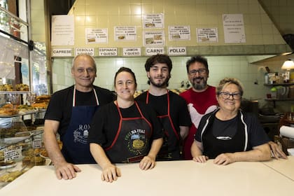 La familia dueña de Rotiseria La Tana
