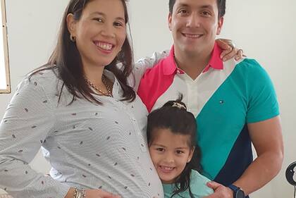 La familia Durán necesita volver en dos semanas al país por el avanzado embarazo de Cynthia