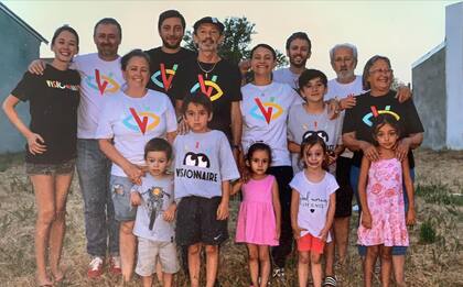 La familia en Realicó, Fabián es el del medio, con gorra