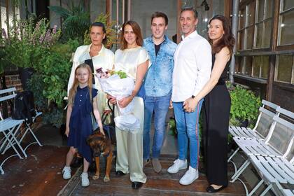 La familia ensamblada en el Paris Fashion Week de 2019. De izquierda a derecha: Linoué Ducruet, Estefanía, Pauline, Louis y Daniel Ducruet, y Kelly-Marie Lancien, su última mujer.