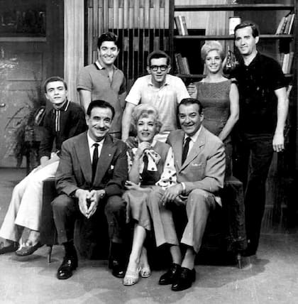 La familia Falcón, el primer gran éxito familiar de la TV argentina, tomó su nombre del último modelo de auto de su principal auspiciante, Ford