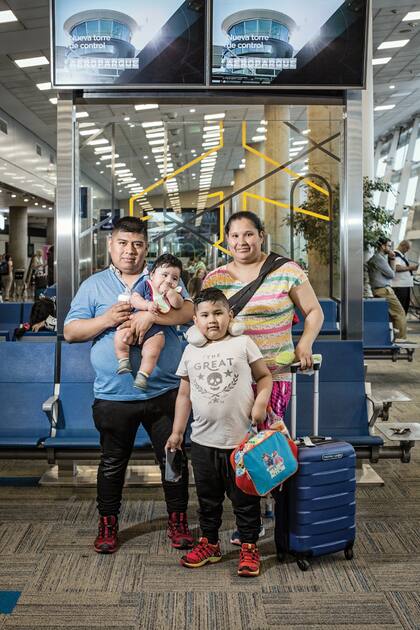 La familia Farfán, en viaje desde Ushuaia hacia Salta, para visitar parientes; la escala es en Aeroparque