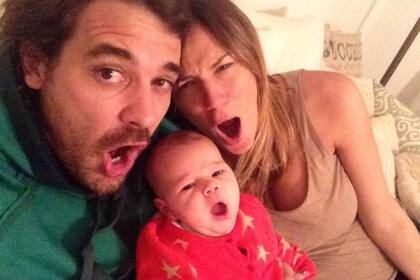 La familia, feliz, bromea en Twitter