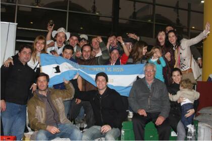 Años atrás, la familia Fernández completa luego de recibir un Gran Campeonato en la Exposición Rural de Palermo