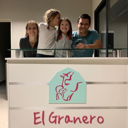 La familia Ferreyra, en El Granero, asociación dedicada a la equinoterapia.