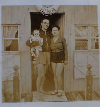 La familia Frondizi, en la puerta de la casilla, en 1937