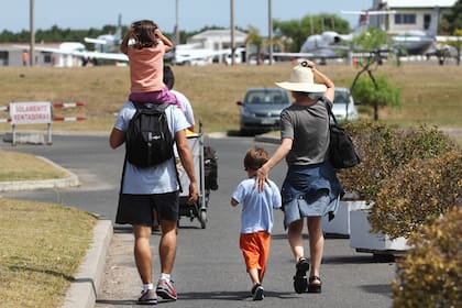 La familia García Bernal - Fonzi, al completo, listos para unos días de descanso