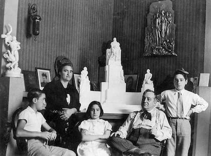 La familia Girola-Iommi: Claudio, María, Nidia, Santiago y Enio
