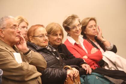 La familia Guebel y Canela, en primera fila