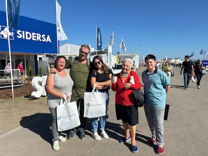 La familia Gúspero entera: Viviana, Jorge, Oriana, Odila y Juan Tiago recorren la muestra de temprano