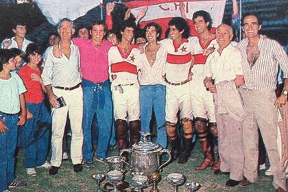 La familia Heguy festeja unida, con Eduardo, Alberto (h.) y Alberto Pedro, de Indios Chapaleufú II, abrazados a Horacio y sus hijos tras el primer logro de su club de Intendente Alvear en Palermo.