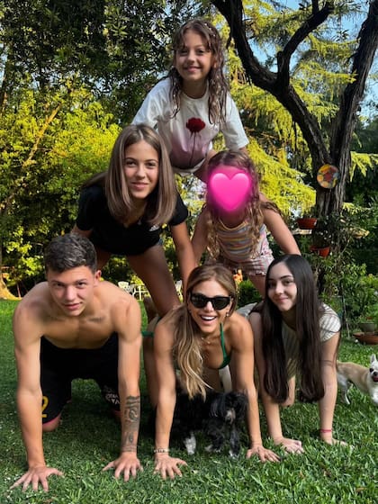 La familia hizo una divertida pirámide humana (Foto: Instagram @evangelinaanderson)