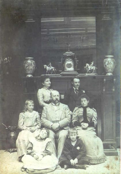 La familia Hume, disfrutando de las instalaciones de la casa.