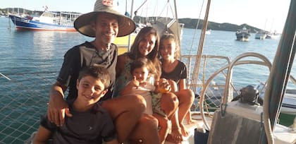 La familia Husson en el cockpit de su casa barco