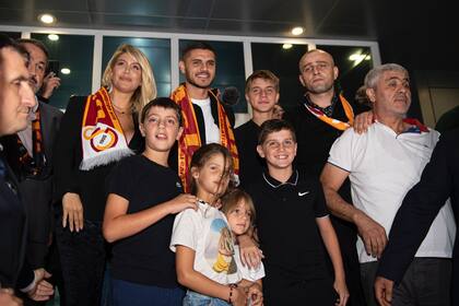 La familia Icardi-Nara celebrando la contratación del delantero al Galatasaray de Turquía en septiembre de este año