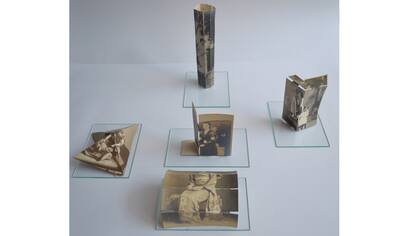 La Familia II, 2016, de Hernán Soriano. Fotografías intervenidas con bisagras