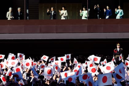 La familia imperial de Japón saluda desde el palacio de Tokio en una de las pocas presentaciones públicas que hacen en el año