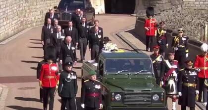 La familia inicia la procesión fúnebre hacia la capilla, encabeza por los hijos del príncipe. Los príncipes Guillermo y Harry caminan separados por su primo Peter Phillips