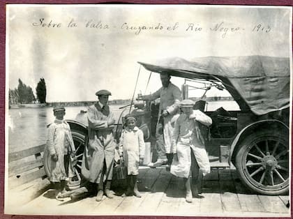 La familia Jacobacci cruzando el Río Negro.