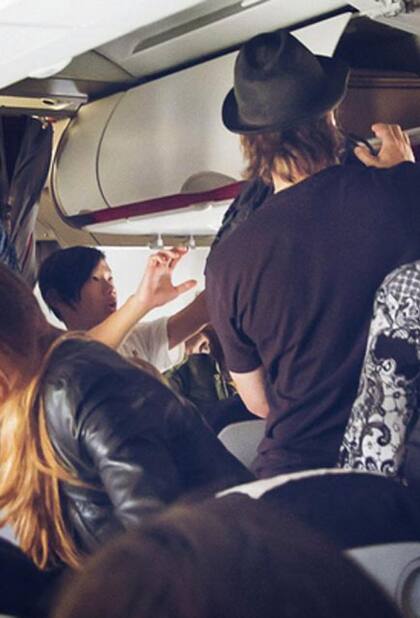 La familia Jolie Pitt a pleno y en clase turista