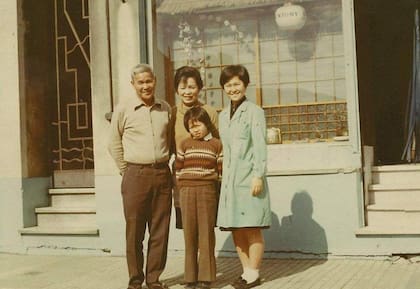La familia Kano en la puerta de Yuki, en La Boca.