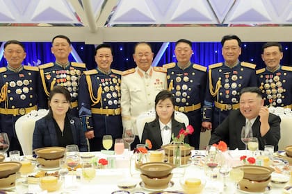 La familia Kim, en el banquete militar en Pyongyang. (KCNA/KNS/dpa)