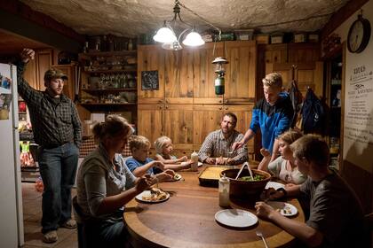 La familia Knecht está cenando en su casa de la cueva en Utah, Estados Unidos. Esta fue la primera casa cueva construida en los años 1975 por Bob Foster, el creador de la comunidad (2018)