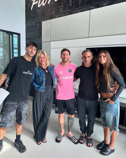 La familia Latorre junto a Lionel Messi en Miami (Foto: Instagram @yanilatorre)