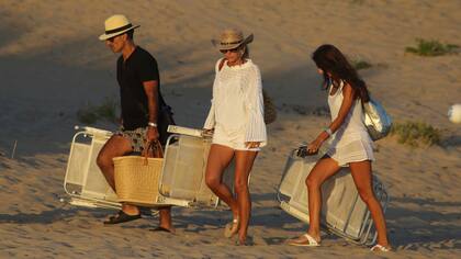 La familia Latorre, partiendo de la playa de Punta
