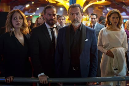 La familia Lazcano organiza un evento para inaugurar una nueva sala de su casino, pero la aparición de Álex Guzmán en escena sacará del armario a los fantasmas de su pasado. (Foto: Netflix)