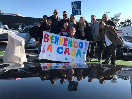 La familia lo esperó en Ezeiza con carteles de bienvenida.