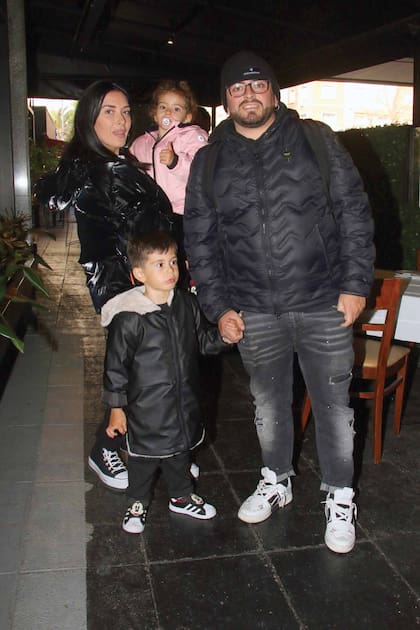La familia Maradona Pennino que por primera vez visita el país al completo