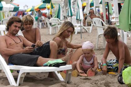 La familia Mariani disfruta del relax en Playa Grande, aunque el celular siempre está a mano