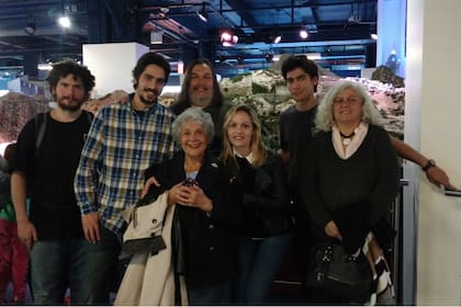 La familia Martínez junto a la maqueta de Nueva York