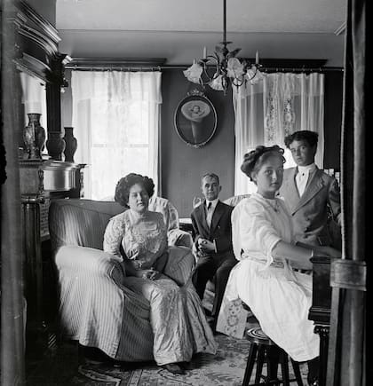 La familia McCay en pleno, en 1907. Winsor McCay junto su esposa Maude y sus hijos Marion y Robert, que fue el modelo para Little Nemo