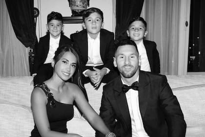 La familia Messi posó tras la gala de premiación (Foto Instagram @leomessi)