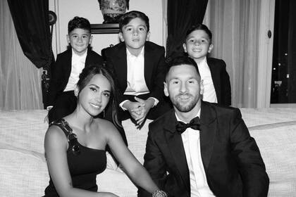 La familia Messi posó tras la gala de premiación (Foto Instagram @leomessi)