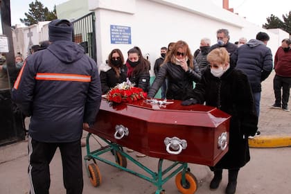 El entierro de Fabián Gutiérrez en el cementario de Río Gallegos, en 2020. Foto: Horacio Córdoba