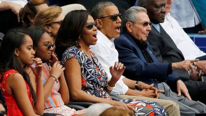 La familia Obama y Raúl Castro, durante el partido de béisbol jugado ayer en La Habana