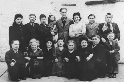 La familia Ovitz completa en Bélgica, en el año 1949, antes de partir a Israel